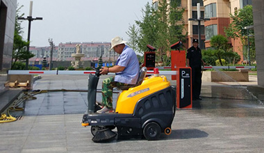 C120駕駛式掃地車(chē)服務(wù)于小區(qū)