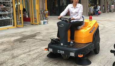 C120駕駛式掃地車(chē)服務(wù)于商業(yè)廣場(chǎng)