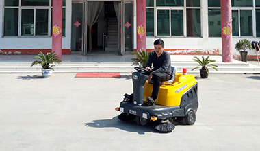 C120駕駛式掃地車(chē)服務(wù)于面粉廠