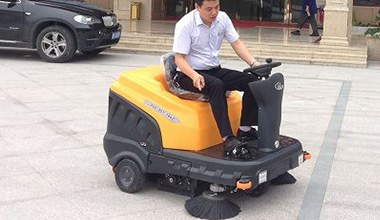 C120駕駛式掃地車(chē)服務(wù)于酒店