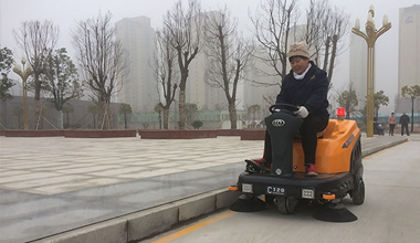 C120駕駛式掃地車(chē)服務(wù)于公園