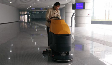 M52手推式洗地機(jī)服務(wù)于火車(chē)站