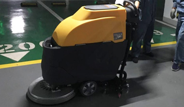 M52手推式洗地機(jī)服務(wù)于小區(qū)地下停車(chē)場(chǎng)