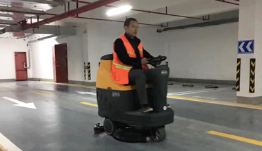 M65駕駛式洗地機(jī)服務(wù)于某地下車(chē)庫(kù)