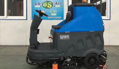M90駕駛式洗地機(jī)服務(wù)于天能電池