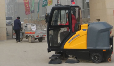 C185駕駛式掃地車(chē)服務(wù)于某小區(qū)