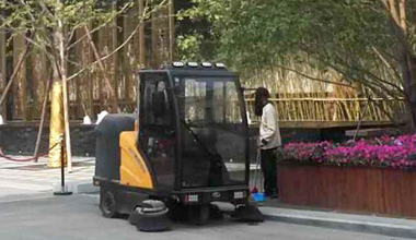 C185駕駛式掃地車(chē)服務(wù)于小區(qū)