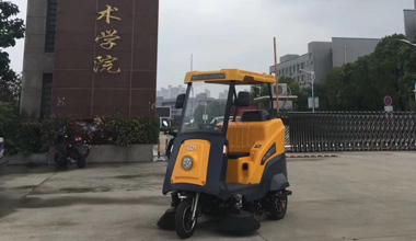 C170駕駛式掃地車(chē)服務(wù)于安徽職業(yè)技術(shù)學(xué)院