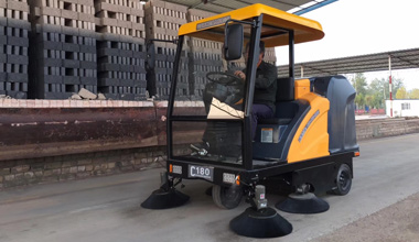 C180駕駛式掃地車(chē)服務(wù)于某磚廠